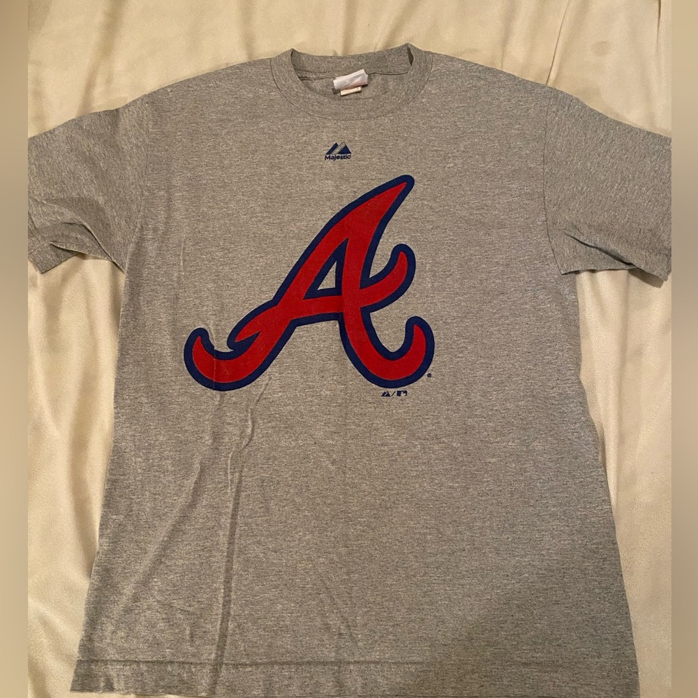 size medium graphic t